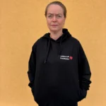 Café Feen hoodie med CaféFeen.dk, Frederikshavn og rødt hjerte på brystet – AI-visualisering