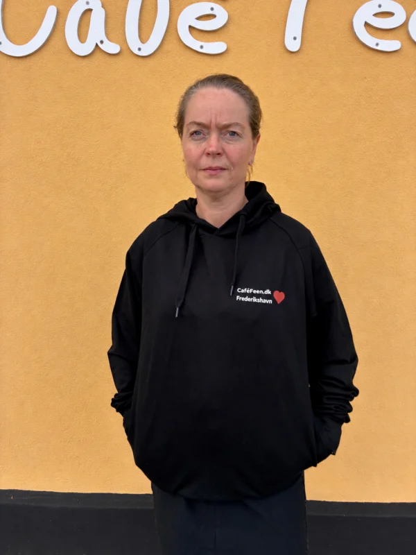 Café Feen hoodie med CaféFeen.dk, Frederikshavn og rødt hjerte på brystet – AI-visualisering