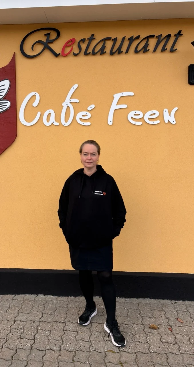Café Feen hoodie – sort hættetrøje med tryk
