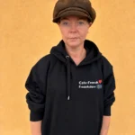 Sort hoodie med Cafe-Feen.dk, rødt hjerte og Frederikshavn med lille vendelboflag på venstre bryst