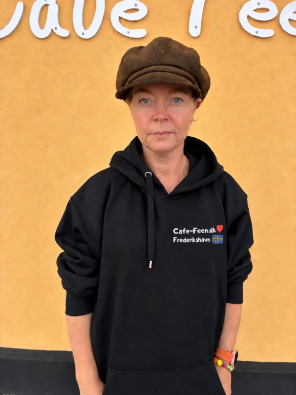 Sort hoodie med Cafe-Feen.dk, rødt hjerte og Frederikshavn med lille vendelboflag på venstre bryst