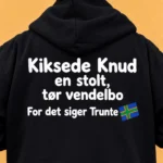 Kiksede Knud hoodie med “For det siger Trunte” og skråt blåt vendelboflag med grønt kors og orange kant på ryggen – AI-visualisering