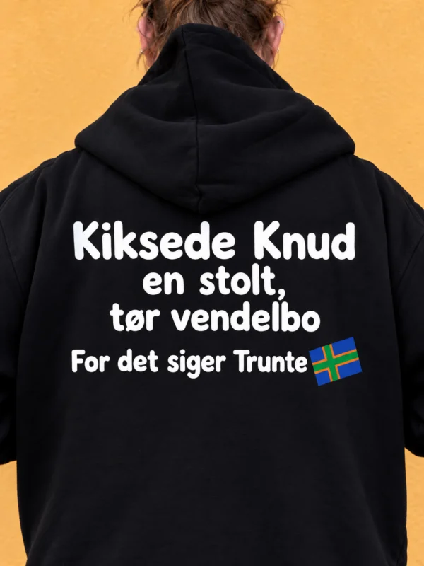 Kiksede Knud hoodie med “For det siger Trunte” og skråt blåt vendelboflag med grønt kors og orange kant på ryggen – AI-visualisering