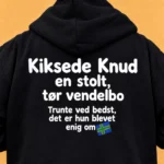 Kiksede Knud hoodie med “Trunte ved bedst, det er hun blevet enig om” og skråt blåt vendelboflag med grønt kors og orange kant på ryggen – AI-visualisering