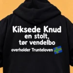 Kiksede Knud hoodie med “overholder Trunteloven” og skråt blåt vendelboflag med grønt kors og orange kant på ryggen – AI-visualisering