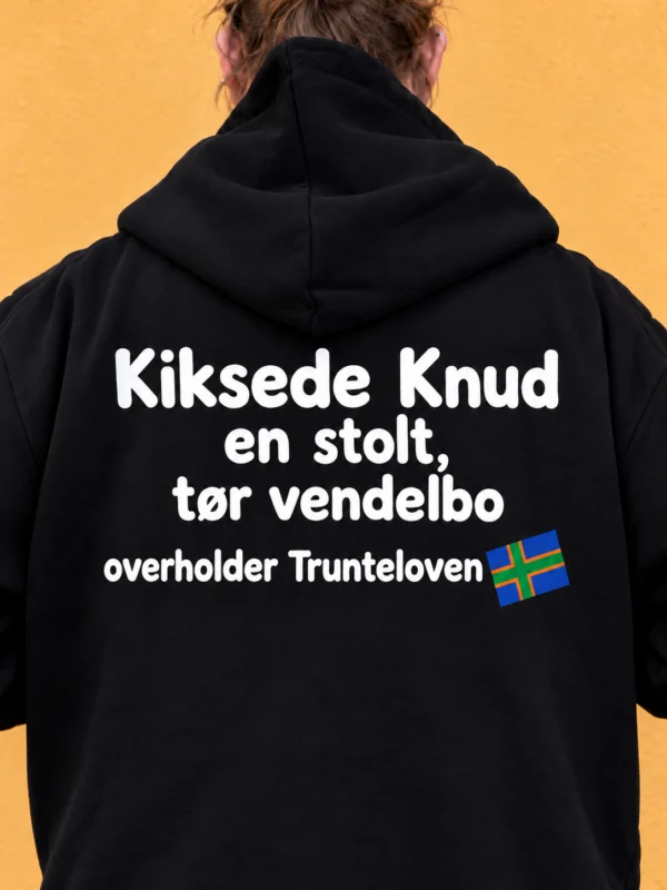 Kiksede Knud hoodie med “overholder Trunteloven” og skråt blåt vendelboflag med grønt kors og orange kant på ryggen – AI-visualisering