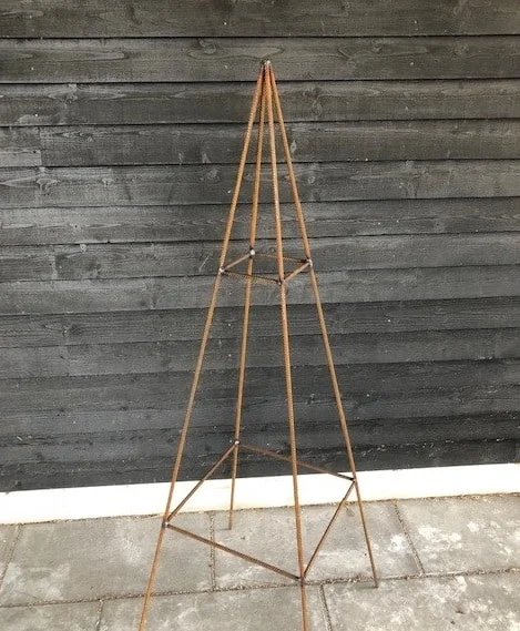 Juletræ i stål, 140 cm med rustikt udtryk